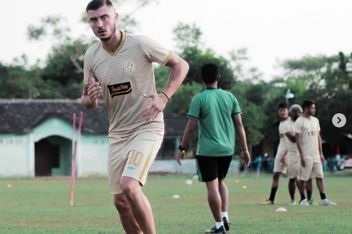 Striker PSS Sleman Yevhen Bokhashvili, yang disebut suporternya mirip bintang Chelsea Eden Hazard, mencetak gol ke gawang Persipura.