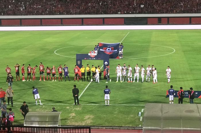 Persiapan kick-off laga pekan ketiga Liga 1 2019 antara Bali United (merah-hitam) melawan Persija Jakarta di Stadion Kapten I Wayan Dipta, Gianyar, 31 Mei 2019.