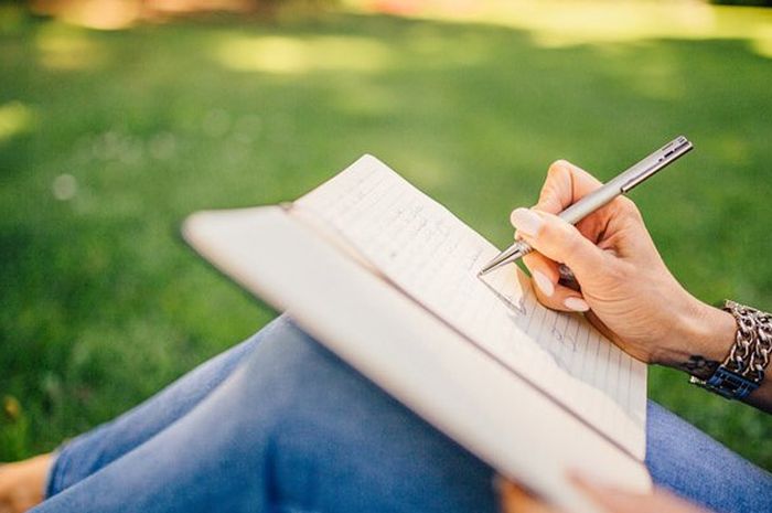 Suka Menulis Novel? Aplikasi Ini Mungkin Bisa Jadi Sarana Kamu Menulis - Semua Halaman - Nextren.grid.id