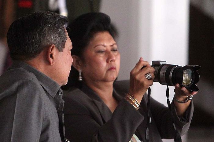 Kamera Andalan Ibu Ani Yudhoyono Ini Ternyata Jadi Favorit Fotografer National Geographic Semua Halaman Fotokita<script async src=