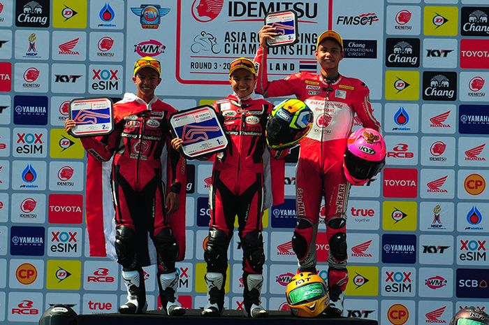 Pembalap Astra Honda Racing Team (AHRT), Irfan Ardiansyah (kanan) berdiri di podium ketiga balapan pertama kelas AP250 ARRC di Sirkuit Chang Buriram, Thailand, Sabtu (1/6/2019).