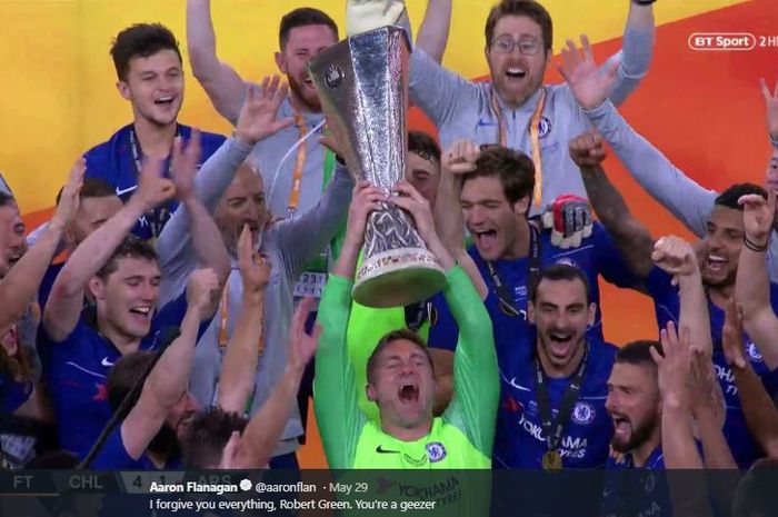 Kiper Chelsea, Robert Green, merayakan trofi juara Liga Europa musim 2018-2019.