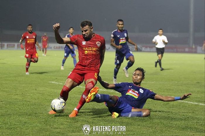 Aksi pemain Kalteng Putra, Diogo Campos, saat melawan PSIS Semarang pada pekan pertama Liga 1 2019