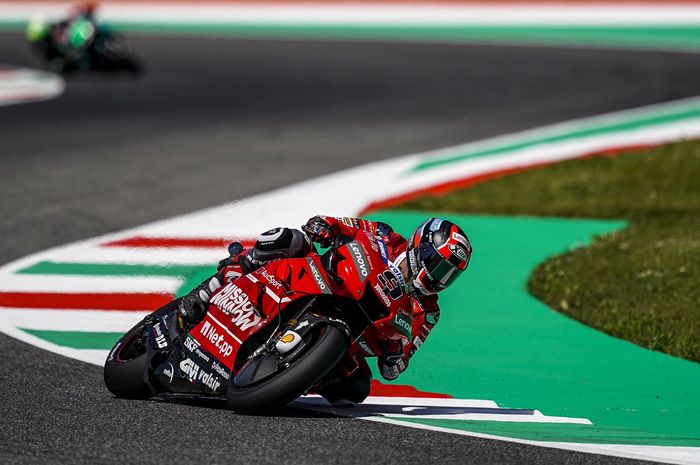 Aksi Danilo Petrucci (Mission Winnow Ducati) saat tampil dalam sesi latihan bebas di Sirkuit Mugello, Italia pada Jumat (31/5/2019).