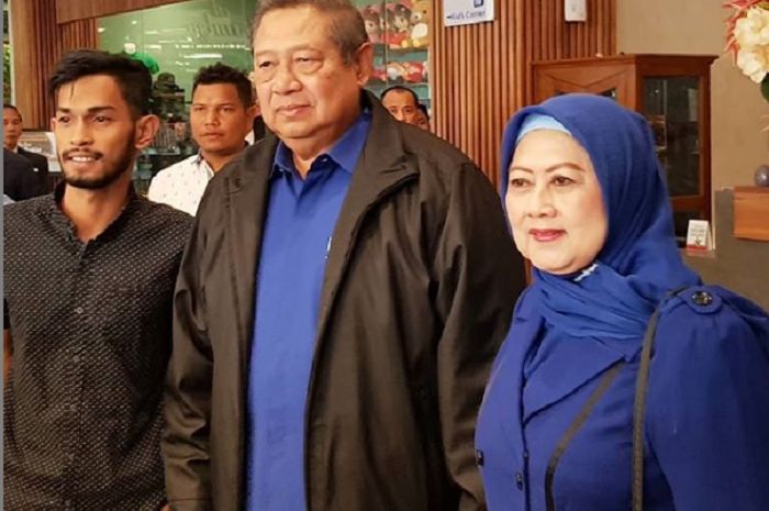 Putra angkat Cristiano Ronaldo bersama Susilo Bambang Yudhoyono dan Ani Yudhoyono.