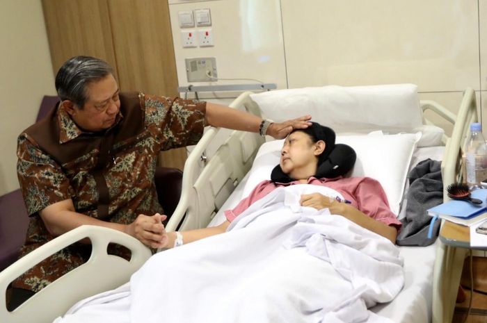 Ani Yudhoyono saat dirawat di rumah sakit akibat kanker darah yang dideritanya. Sengaja dibuat tidur sebelum meninggal.