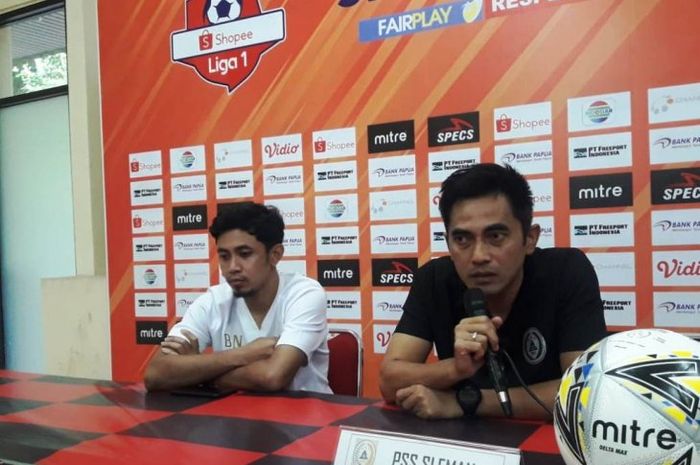 Pelatih PSS Sleman, Seto Nurdiantoro, bersama anak asuhnya, Bagus Nirwanto, memberikan keterangan saat konferensi pers setelah pertandingan melawan Persipura Jayapura pada pekan ketiga Liga 1 2019.