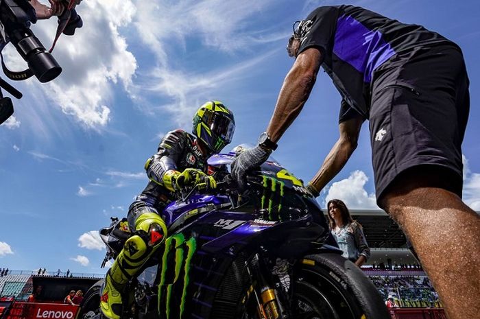 Pembalap Monster Energy Yamaha, Valentino Rossi, saat mengikuti sesi latihan bebas MotoGP Italia 2019 yang digelar Jumat (31/5/2019)