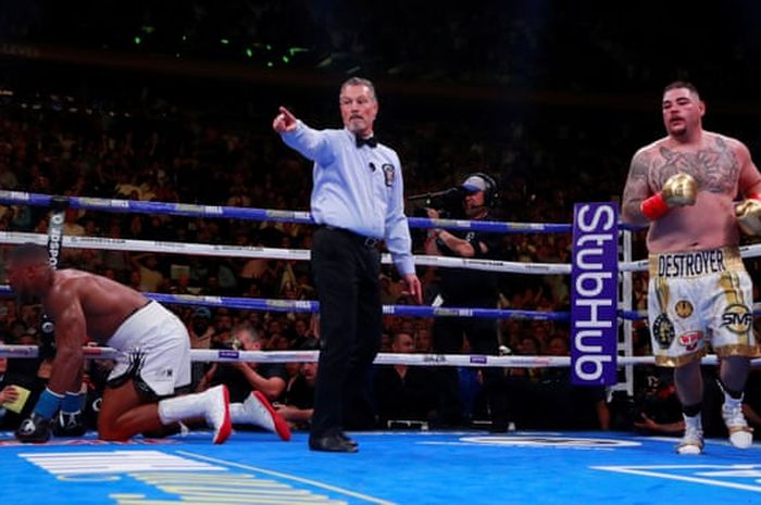 Petinju kelas berat Inggris, Anthony Joshua, terjatuh saat bertarung melawan Andy Ruiz Jr (Meksiko) pada duel perebutan empat gelar juara dunia di Madison Square Garden, New York, Amerika Serikat, Minggu (2/6/2019).