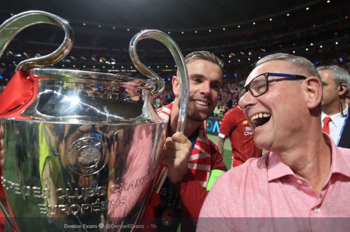 Kapten Liverpool FC, Jordan Henderson, merayakan trofi juara Liga Champions 2018-2019 bersama sang ayah.