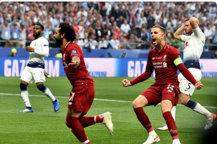 Penyerang Liverpool, Mohamed Salah, merayakan gol ke gawang Tottenham Hotspur dalam laga final Liga Champions di Stadion Wanda Metropolitano, Sabtu (1/6/2019).