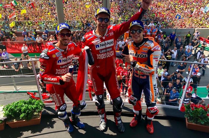 Dari kiri ke kanan Andrea Dovizioso, Danilo Petrucci, dan Marc Marquez berpose di podium MotoGP Italia 2019 di Sirkuit Mugello, Minggu (2/6/2019).