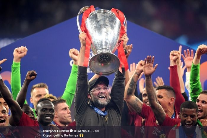 Pelatih Liverpool, Juergen Klopp dan tim merayakan kesuksesan mereka meraih gelar Liga Champions usai mengalahkan Tottenham Hotspur pada final Liga Champions di Stadion Metropolitano, Sabtu (1/5/2019)
