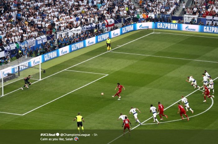 Proses terjadinya gol pertama Liverpool  lewat titik putih melalui Mohamed Salah pada partai final Liga Champions 2018-2019