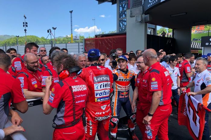 Pembalap Repsol Honda, Marc Marquez, menyalami rider Ducati, Danilo Petrucci, usai pagelaran MotoGP Italia di Sirkuit Mugello, Minggu (2/6/2019).