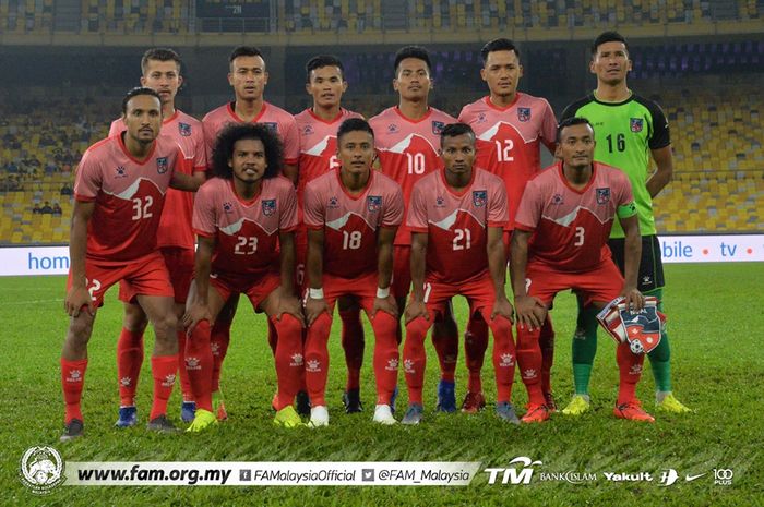 Gelandang Persija, Rohit Chand (depan, paling kiri) bersama pemain timnas Nepal jelang laga kontra tuan rumah timnas Malaysia pada laga internasional di Stadion Nasional Bukit Jalil, Kuala Lumpur, 2 Juni 2019.