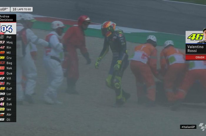 Pembalap asal Italia, Valentino Rossi, berjalan dari motornya setelah terjatuh di Sirkuit Mugello pada balapan utama MotoGP Italia 2019, Minggu (2/6/2019).