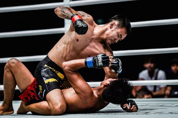 Atlet ONE Championship asal Indonesia, Rudy Agustian (atas).