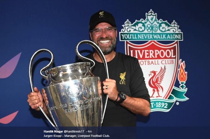 Manajer Liverpool, Juergen Klopp memegang Piala Liga Champions.