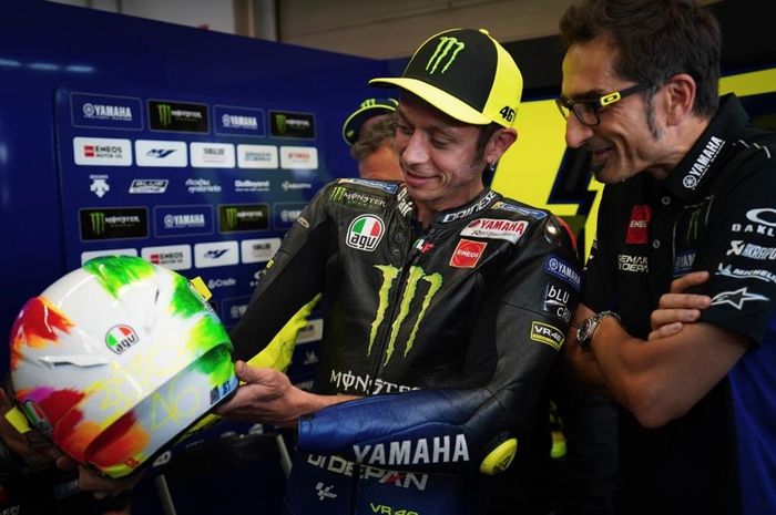 Valentino Rossi dan salah satu krunya, Matteo Flagmini, ketika menunjukkan helm baru yang dia kenakan pada MotoGP Italia 2019.