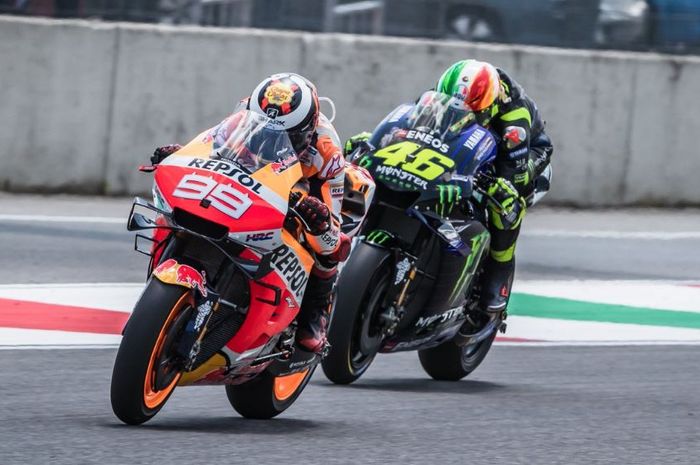 Momen saat pembalap Repsol Honda, Jorge Lorenzo berada di depan Valentino Rossi pada MotoGP Italia 2019, Minggu (2/6/2019)