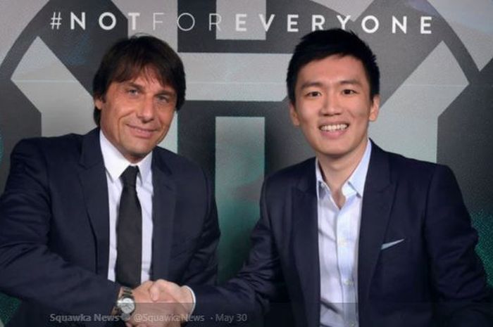 Antonio Conte (kiri) bersalaman dengan Presiden Inter Milan, Steven Zhang.