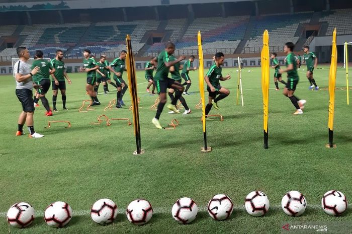 Suasana latihan timnas Indonesia saat training camp jelang laga kontra Yordania dan Vanuatu di Stadion Wibawa Mukti, Cikarang, Bekasi.