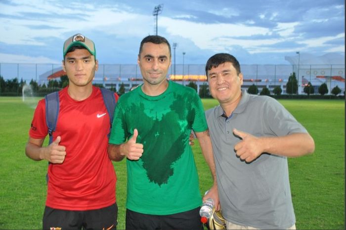 Artur Gevorkyan (tengah) berfoto dengan suporter Timnas Turkmenistan usai latihan di Stadion Ashgabat, Turkmenistan, Sabtu (1/6/2019).