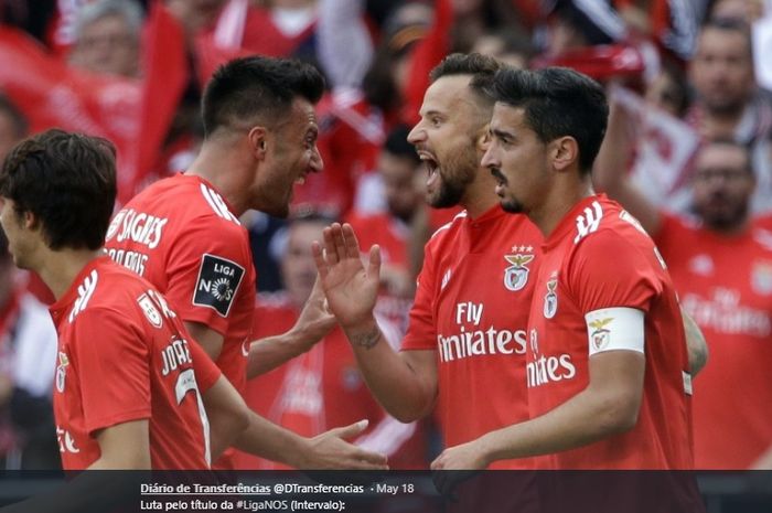 Para pemain Benfica merayakan gol yang dicetak Haris Seferovic pada salah satu pertandingan di Liga Portugal