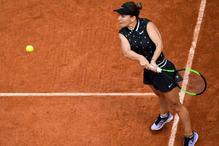 Aksi petenis asal Rumania, Simona Halep pada babak keempat French Open 2019, Senin (3/6/2019)