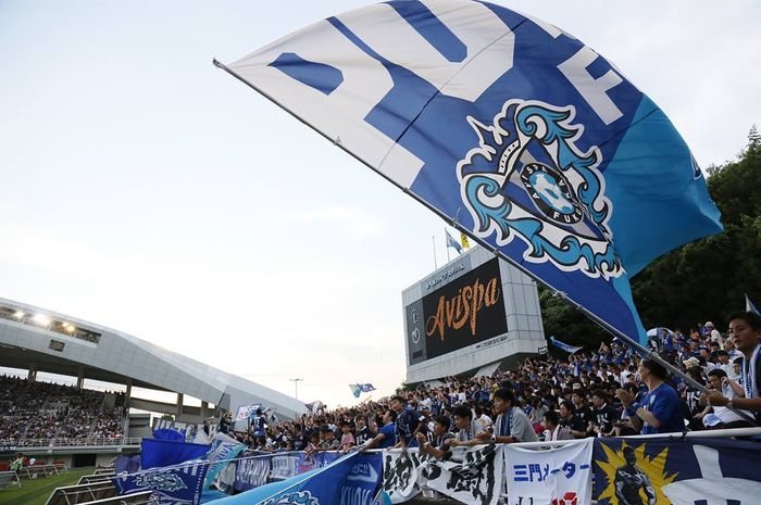 Aksi suporter setia Avispa Fukuoka saat timnya bertarung pada Liga Jepang 2 di Stadion Level5 Hakaku.