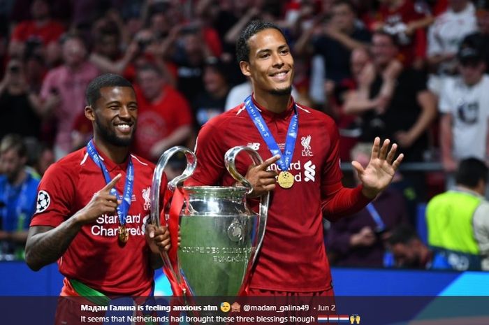 Giorginio Wijnaldum dan Virgil van Dijk  melakukan foto bersama dengan trofi Liga Champions