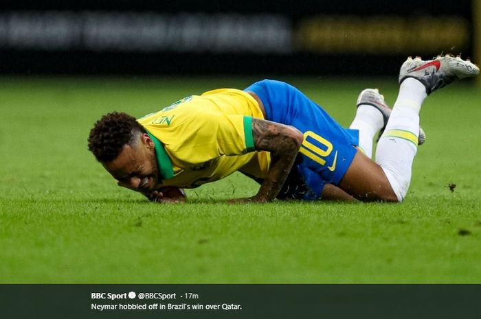 Neymar mengalami cedera saat membela Brasil dalam laga persahabatan melawan Qatar di Stadion Mane Garrincha, 5 Juni 2019.