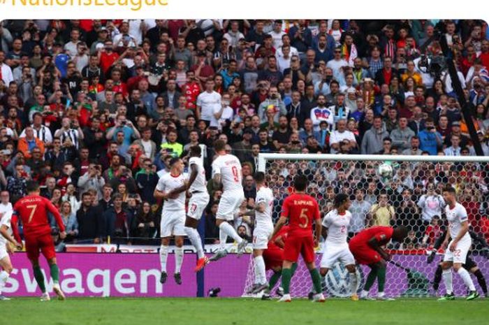 Megabintang timnas Portugal, Cristiano Ronaldo, mencetak gol dalam laga semifinal UEFA Nations League melawan timnas Swiss di Estadio do Dragao, Rabu (5/6/2019).