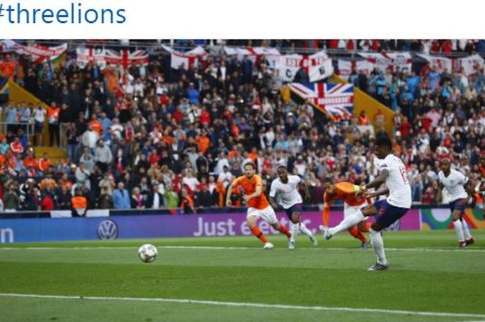 Penyerang timnas Inggris, Marcus Rashford, mencetak gol penalti ke gawang timnas Belanda dalam laga semifinal UEFA Nations League di Estadio D. Afonso Henriques, Kamis (6/6/2019).