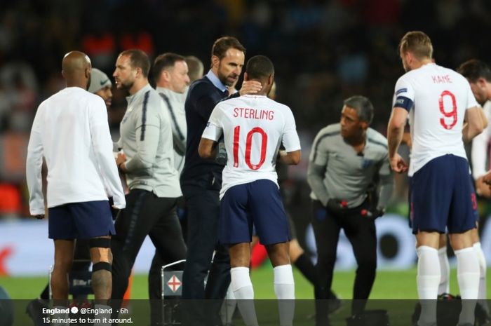 Pelatih timnas Inggris, Gareth Southgate memberikan semangat kepada anak asuhnya saat jeda babak tambahan waktu saat melawan Belanda pada laga semifinal UEFA Nations League.