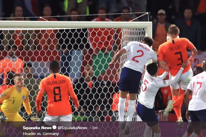 Bek timnas Belanda, Matthijs de Ligt (3), mencetak gol ke gawang timnas Inggris dalam laga semifinal UEFA Nations League di Estadio D. Afonso Henriques, Kamis (6/6/2019).