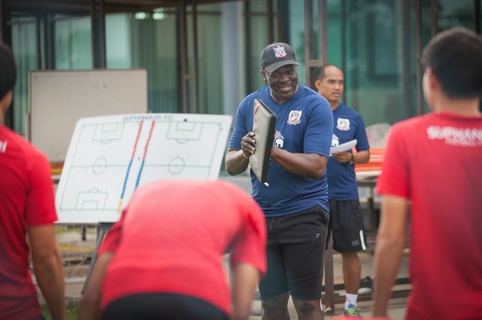 Pelatih asal Nigeria, Adebayo Gbadebo saat kembali mulai melatih Suphanburi FC pada 6 Juni 2019. 