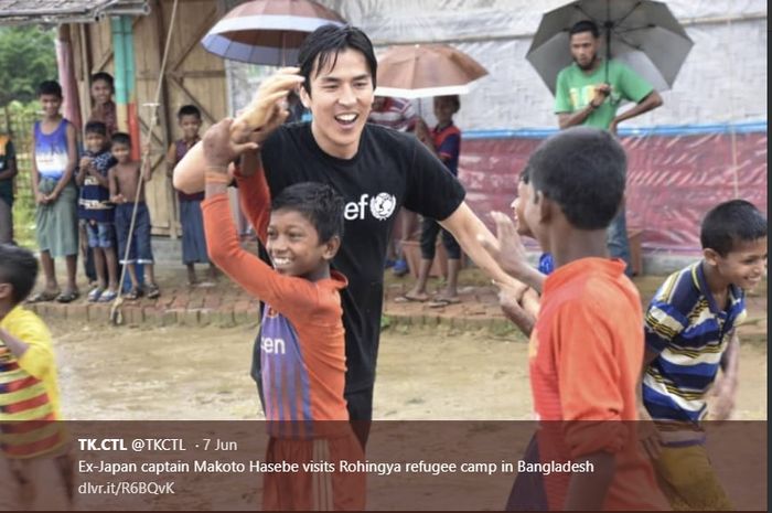 Pemain asal Jepang, Makoto Hasebe saat bermain sepak bola dengan anak-anak pengungsi Muslim Rohingya di Bangladesh bagian selatan pada 7 Juni 2019. 