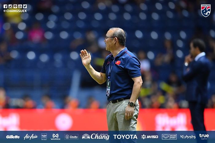 Pelatih timnas Vietnam, Park Hang-seo memberikan arahan ke anak asuhannya saat menghadapi timnas Curacao pada final King's Cup 2019 di Chang Arena, Buriram, Thailand, 8 Juni 2019. 