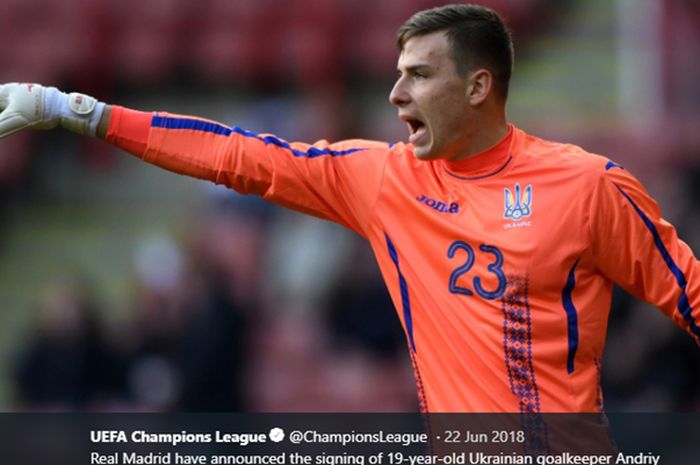 Aksi kiper Real Madrid, Andriy Lunin, bareng timnas Ukraina.