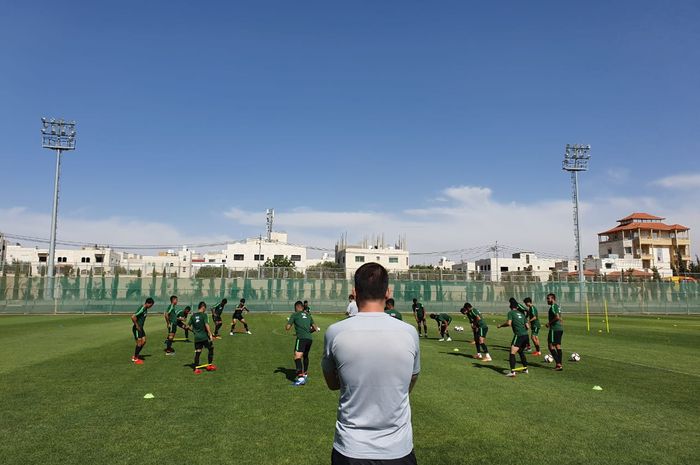 Pelatih timnas Indonesia, Simon McMenemy, memimpin langsung latihan anak asuhnya di Yordania.