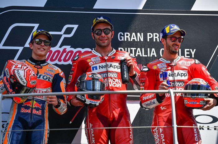 Dari kiri ke kanan, Marc Marquez, Danilo Petrucci, dan Andrea Dovizioso berpose di podium MotoGP Italia 2019 di Sirkuit Mugello, Minggu (2/6/2019).