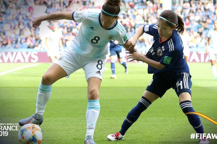 Pemain timnas putri Argentina, Ruth Bravo, menahan bola dari jangkauan pemain Jepang, Yui Hasegawa, pada laga Piala Dunia Wanita 2019 di Parc des Princes, Paris, Senin (10/6/2019).