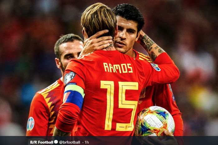 Kapten timnas Spanyol, Sergio Ramos, menyerahkan tendangan penalti kepada Alvaro Morata dalam laga Kualifikasi Piala Eropa 2020 versus Swedia, 10 Juni 2019.