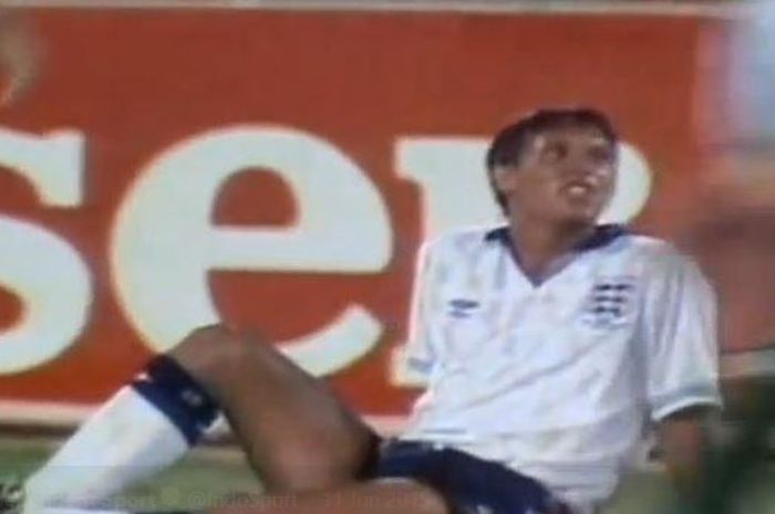 Striker timnas Inggris, Gary Lineker, diam-diam buang air besar di pertandingan kontra Republik Irlandia pada ajang Piala Dunia 1990 di Italia.