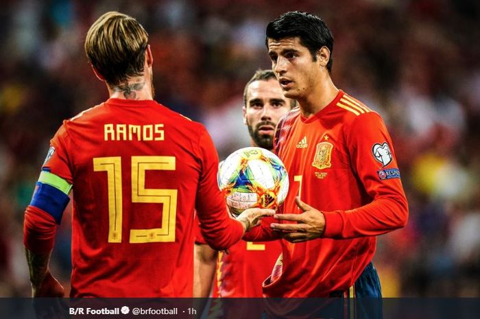 Kapten timnas Spanyol, Sergio Ramos, menyerahkan tendangan penalti kepada Alvaro Morata dalam laga Kualifikasi Piala Eropa 2020 versus Swedia, 10 Juni 2019.