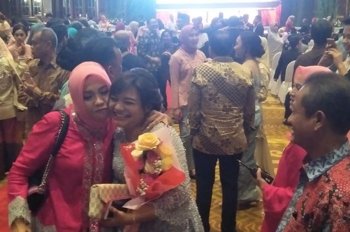 Amel Carla merayakan kelulusannya di Birawi Assembly, Kawasan Pancoran, Jakarta Selatan, Rabu (12/6/2019).