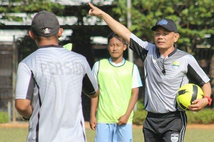 Pelatih Persib B, Liestiadi, memberikan sesi latihan kepada anak-anak asuhnya