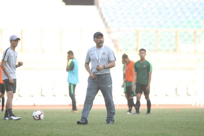 Pelatih timnas U-19 Indonesia, Fakhri Husaini pada seleksi tahap pertama pada 23-28 April 2019 di Stadion Wibawa Mukti, Cikarang, Kabupaten Bekasi, Rabu (12/6/2019).